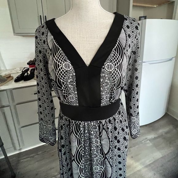 eci New York V-Neck Dress in Modern Black and White Print Tie Back Size Medium - Picture 3 of 9